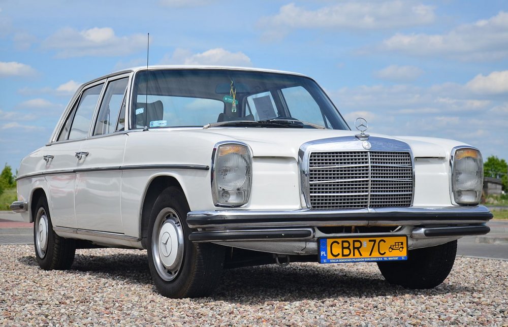 Mercedes-Benz_W115_220D_(1973).thumb.jpg.4de8732e5bb34e18768cb5916411b7d6.jpg